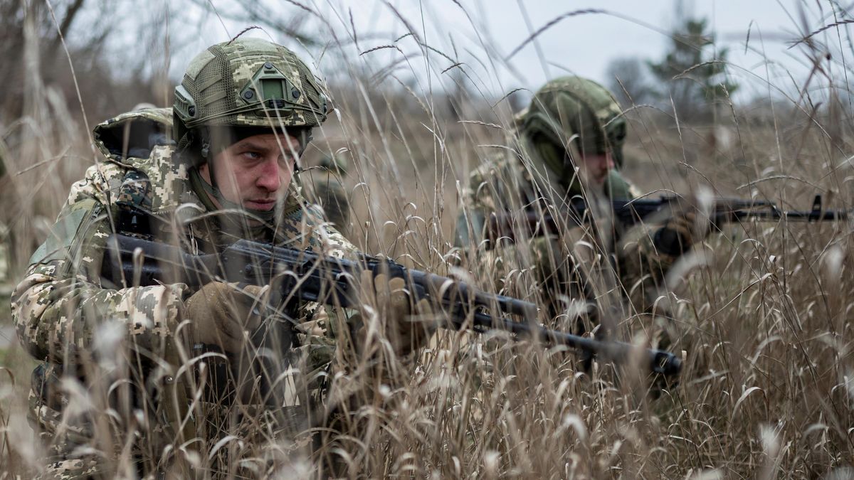 Naše obrana se zhroutí, proti ruské mase vojsk teď už nic nepomůže, bojí se ukrajinští důstojníci